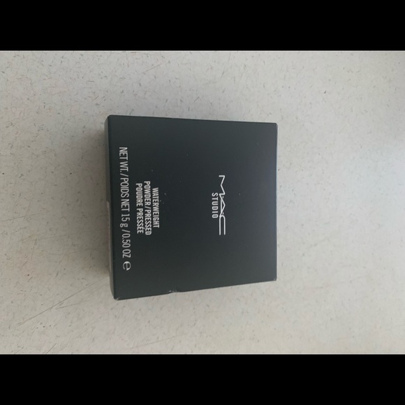 Mac Waterweight Powder in Dark Deep - Picture 3 of 5